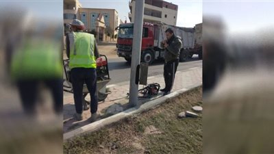 لحام أبواب أعمدة الإنارة بطريق بلبيس الصحراوي