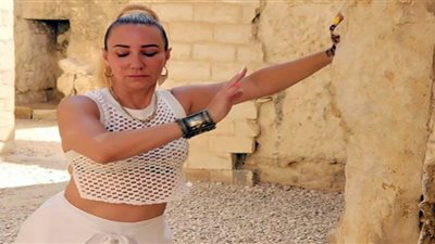 بعد هرم خوفو وشامبليون| مطربة أمريكية تصور كليب مثير في معبد آمون