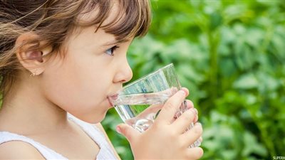إنفوجراف.. فوائد شرب الماء للأطفال