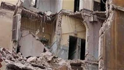 انهيار عقارقديم خالٍ من السكان في اللبان بالإسكندرية