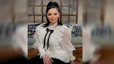 التركواز يعكس أناقة ديانا كرزون في 