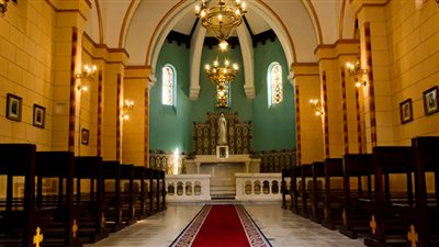 طقوس وألحان.. مظاهر احتفال كنيسة القديسين بفصح يونان