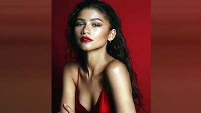 بفستان جريء.. زيندايا تكشف عن أحدث مجموعة Valentino