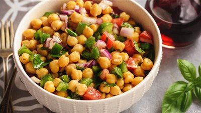 للدايت.. طريقة عمل سلطة الحمص بالزيتون