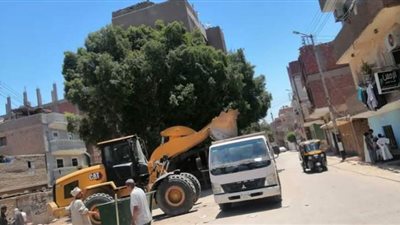 تكثيف أعمال النظافة ورفع تراكمات القمامة بدشنا