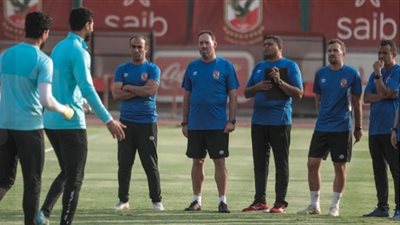 سواريش يجتمع بلاعبي الأهلي قبل المران في الظهور الأول له بالتتش