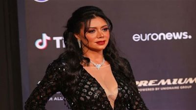 رانيا يوسف تتألق بإطلالة جريئة (صور)