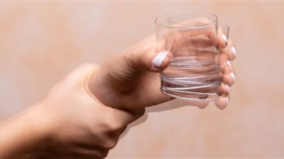 احذر.. أمراض تنذرك بها رعشة اليدين