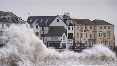 إحدى أسوأ العواصف منذ عقود قادمة إلى بريطانيا