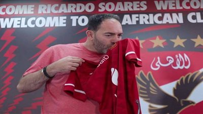 حسام غالي وعبدالحفيظ يهديان سواريش قميص الأهلي ‏