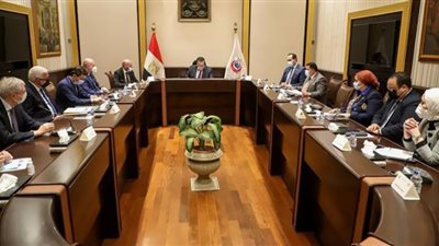 القائم بأعمال وزير الصحة يلتقي رئيس مؤسسة «إيني الإيطالية»