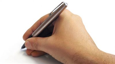 طريقة كتابتك يمكن أن تتنبأ بخطر الإصابة بمرض الزهاير