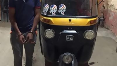 القبض على شاب يقود مركبة