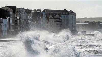 أوروبا تواجه أشرس عاصفة منذ 30 عامًا