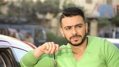 شاهد فنان شاب مصري يبيع مشروبات ساخنة في الشارع| 