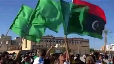 أعلام ثورتي الفاتح وفبراير يظهران فى الاحتجاجات الليبية