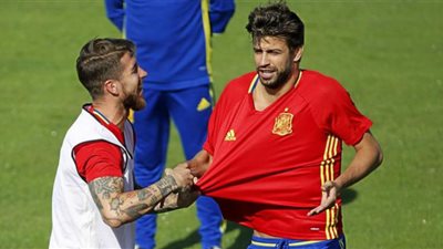 تسريبات جديدة لبيكيه وراموس بطلها رئيس الاتحاد الإسباني