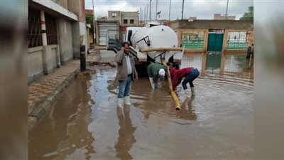 محافظ بني سويف يتابع جهود الوحدات المحلية في التعامل مع موجة الطقس السيئ