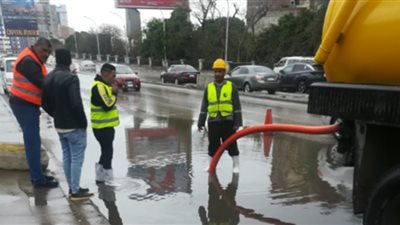 صور.. استنفار بأحياء المنطقة الجنوبية بالقاهرة لرفع آثار مياه الأمطار