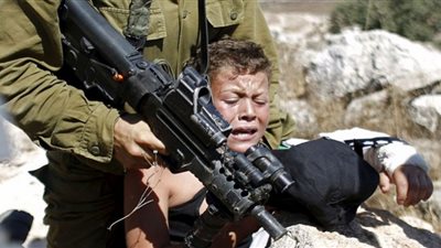 الاحتلال يسحل شابا فلسطينيا من ذوي الهمم (فيديو)