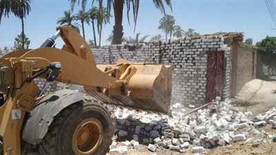 إزالة فورية لحالة تعدي على الأراضي الزراعية بشرق مدينة دشنا