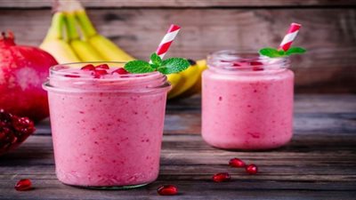 طريقة عمل عصير الرمان بالموز في خطوتين