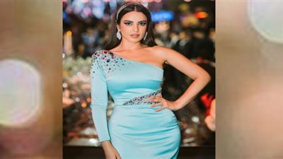 درة تهوس متابعيها بفستان وردي جذاب (شاهد)