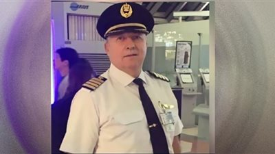 شاهد| طيار مصري يُبهر البريطانيين بعد الهبوط بطائرته بمطار هيثرو