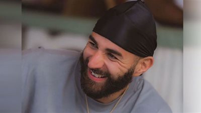 كريم بنزيما يصدم الملايين.. راتب خرافي وإصبع امرأة يربك 
