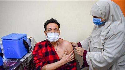 سعد الصغير يتلقى الجرعة التنشيطية من لقاح كورونا بالزقازيق