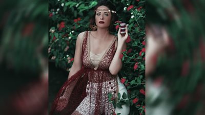 هيدي كرم تستعرض أنوثتها ببنطال ممزق وتوب مكشوف