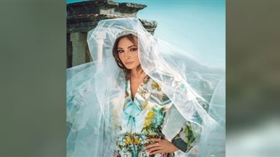إليسا تشبه زهرة اللافندر في البستان بفستان الريش