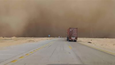 مشاهد تحبس الأنفاس.. لحظة ضرب العاصفة الترابية طريق العين السخنة