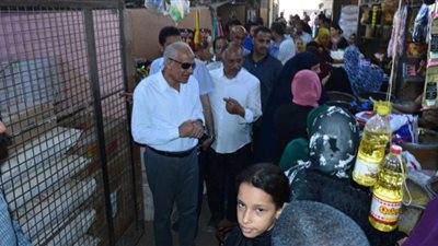 صور.. محافظ الجيزة يتفقد سوق الكونيسة الحضاري