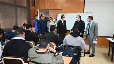 رئيس جامعة الفيوم يتابع بدء الفصل الدراسي الثاني بكليات الجامعة