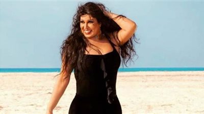 (شاهد) بالشيشة وبدلة رقص.. فيفي عبده تشعل مواقع التواصل بظهور غير لائق