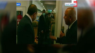 (فيديو) الرئيس السيسي يتفقد تجهيزات القطار الكهربائي