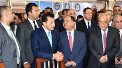 صور .. وزير الرياضة يشارك في افتتاح معرض 