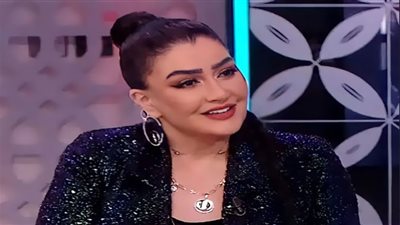 غادة عبد الرازق تشارك جمهورها رقصه مع زوجها وتتغزل فيه (فيديو)