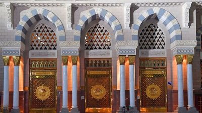 أبواب المسجد الحرام تُحف من ذهب.. السلطان عبدالحميد وقايتباي وقطب الدين مروا من هنا