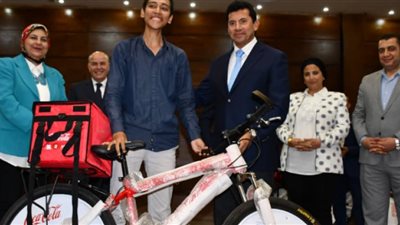 وزير الشباب يسلم الدفعة الثانية من مبادرة 