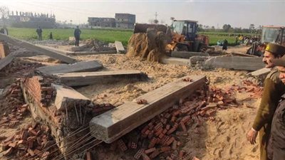 إزالة سملات وأعمدة خرسانية لمبني مخالف على الأرض الزراعية بكفر العزازى بالشرقية