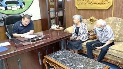 مساعدة مالية ولحوم ومواد غذائية لأرملة مسنة بالمنوفية