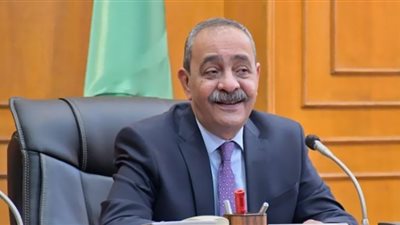 محافظ الإسماعيلية يُهنِّئ أوائل الجمهورية في الدبلومات الفنية