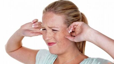 هل يؤثر أوميكرون على الأذنين؟.. طبيب مختص يحسم الجدل