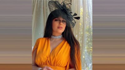 أسما شريف منير تواكب الموضة بفستان متعدد الألوان وسليبر فوشيا