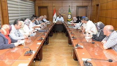 محافظ الدقهلية يعقد اجتماعا لمديرى إدارات الديوان لمتابعة سير العمل