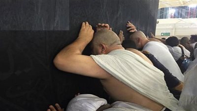 حكم مس الكعبة والتعلق بأستارها بقصد التبرك