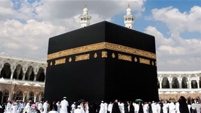 مسَّ المُحْرِمُ الطّيب الموجود على الكعبة