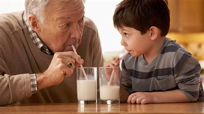 كارثة.. الإفراط في شُرب الحليب يزيد مخاطر الإصابة بمرض مُميت